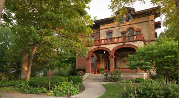 The Extravagant Bed And Breakfast In Illinois That Will Whisk You Away To Another Era