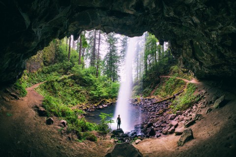 You Can Walk All The Way Around This Stunning Oregon Waterfall