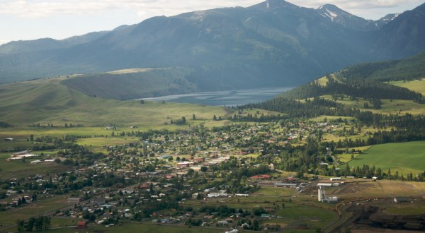 There’s A Tiny Town In Oregon Completely Surrounded By Breathtaking Natural Beauty