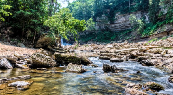 There’s A Tiny Town Near Nashville Completely Surrounded By Breathtaking Natural Beauty