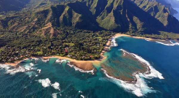 There’s A Tiny Town In Hawaii Completely Surrounded By Breathtaking Natural Beauty
