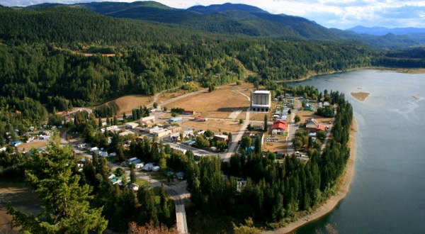 There’s A Tiny Town In Washington Completely Surrounded By Breathtaking Natural Beauty