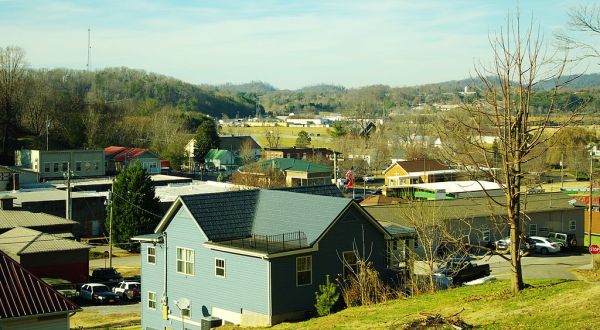 There’s A Tiny Town In Tennessee Completely Surrounded By Breathtaking Natural Beauty