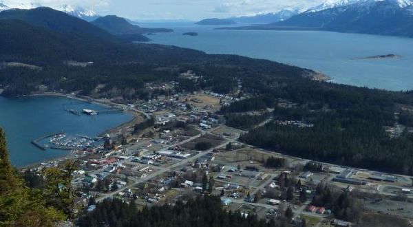There’s A Tiny Town In Alaska Completely Surrounded By Breathtaking Natural Beauty