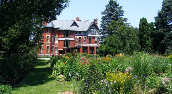 Most People Don’t Realize Iowa Has Its Own Downton Abbey And You’ll Want To Visit