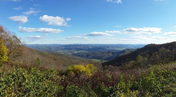 There’s A Tiny Town In West Virginia Completely Surrounded By Breathtaking Natural Beauty