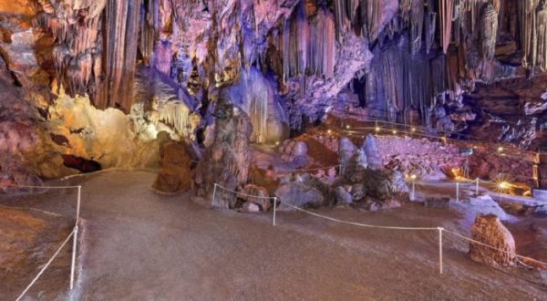 You’ll Never Forget Your Trip To These Amazing Caves Hiding In Alabama