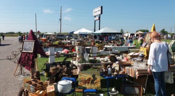 You’ll Never Want To Leave The Massive Paramount Antique Mall In Kansas