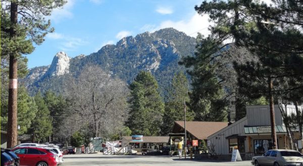 There’s A Tiny Town In Southern California Completely Surrounded By Breathtaking Natural Beauty