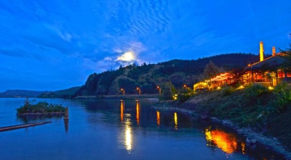 You’ll Never Want To Leave This Oregon Restaurant Right On The River
