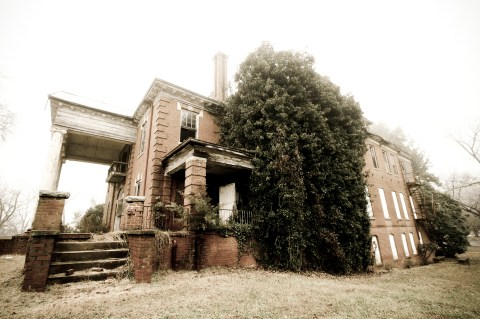 10 Staggering Photos Of An Abandoned School Hiding In North Carolina