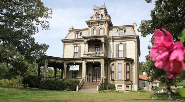 You Won’t Forget Your Stay At This Magical Mansion In Missouri