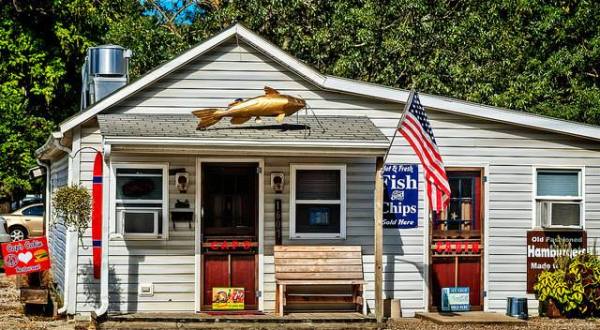 This Kitschy Cabin In Missouri Serves The Most Mouthwatering Seafood