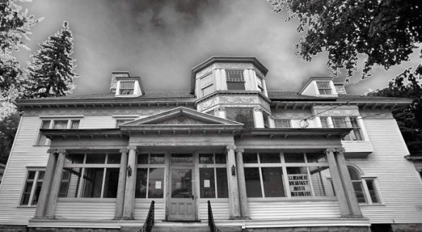 10 Spine-Tingling Hauntings Said To Be True In Massachusetts