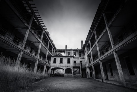 10 Staggering Photos Of An Abandoned Hospital Hiding In San Francisco