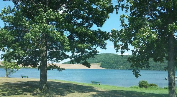 The Sapphire Lake In Pennsylvania That’s Devastatingly Gorgeous