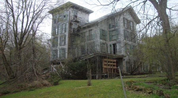 8 Staggering Photos Of An Abandoned Hotel Hiding In Vermont