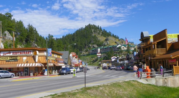 There’s A Tiny Town In South Dakota Completely Surrounded By Breathtaking Natural Beauty