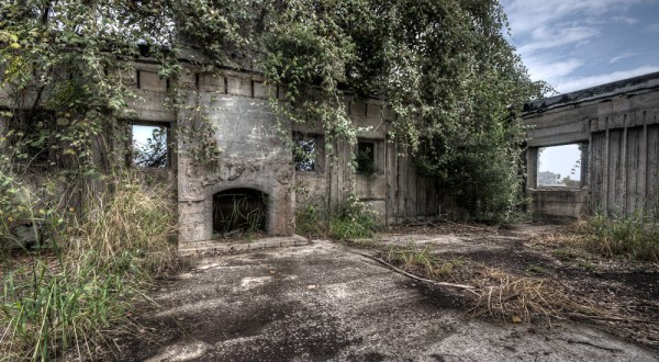 10 Staggering Photos Of An Abandoned Mansion Hiding In Texas