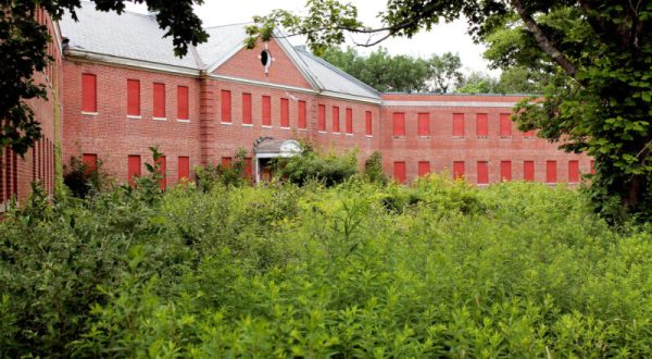 13 Staggering Photos Of An Abandoned Asylum Hiding In Massachusetts