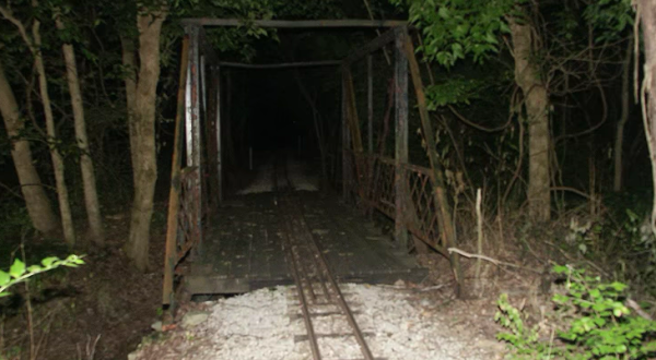 Stay Away From Missouri’s Most Haunted Street After Dark Or You May Be Sorry