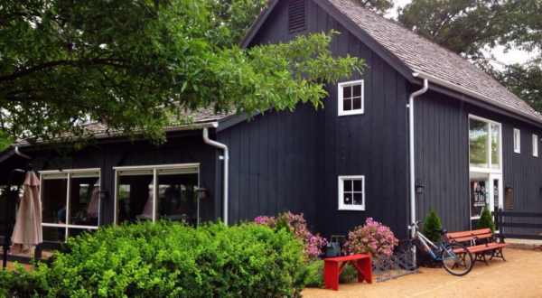 This Adorably Quaint Barn In Missouri Serves Delicious Food