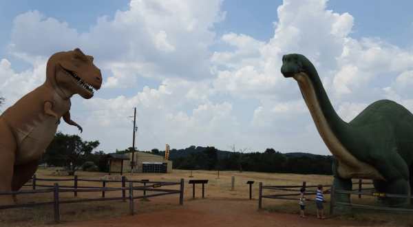 Discover Real Dinosaur Tracks At This Unique Park In Texas
