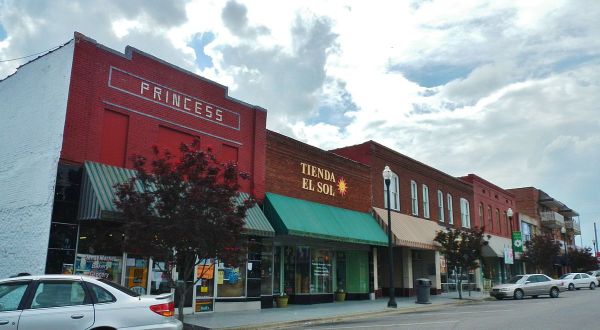 Stay Away From Alabama’s Most Haunted Street After Dark Or You May Be Sorry