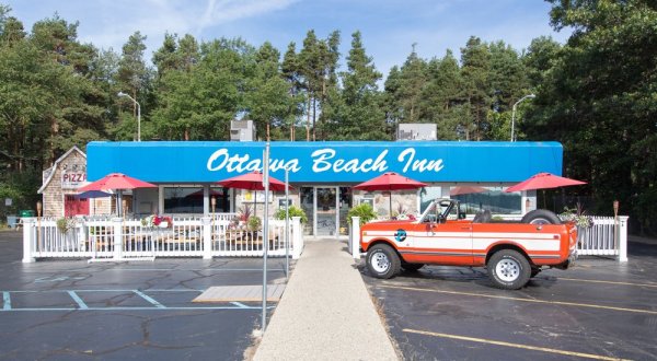11 Amazing Restaurants Along The Michigan Coast You Must Try Before You Die