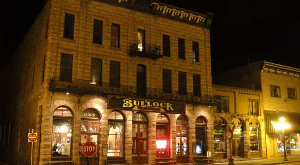 The Story Behind This Historic Hotel In South Dakota Will Send Chills Up Your Spine