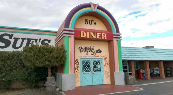The Quirky Roadside Diner In Southern California That Should Be On Everyone’s Bucket List