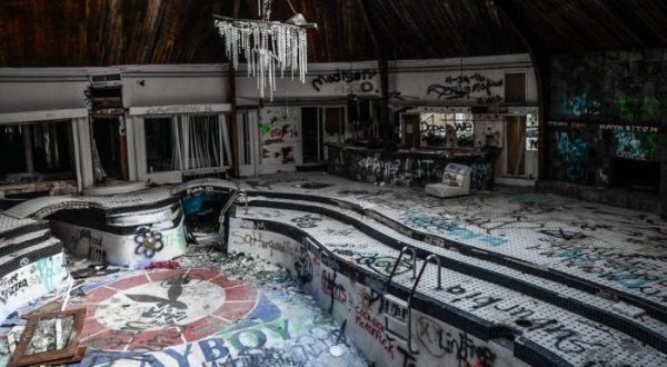 We Found Staggering Photos Of An Abandoned Mansion Hiding In Tennessee