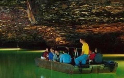 The Amazing Glass-Bottomed Boat Tour In Tennessee Will Bring Out The Adventurer In You