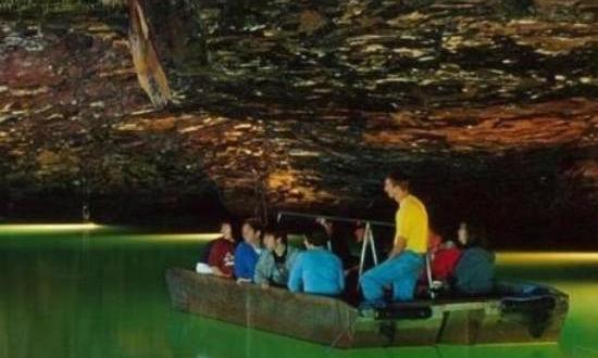 The Amazing Glass-Bottomed Boat Tour In Tennessee Will Bring Out The Adventurer In You