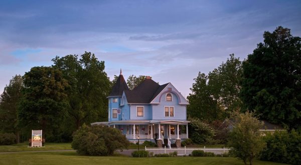 You’ll Feel Like Royalty After A Night At This Stunning Michigan Inn