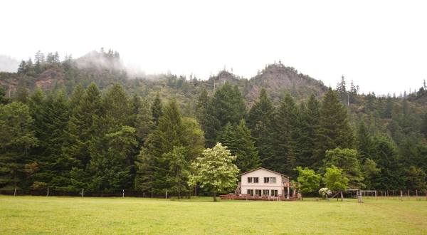 The Gorgeous Lodge In Oregon That’s So Secluded You Can Only Access It By Hike