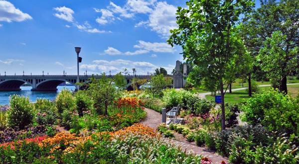 The Gorgeous Riverfront Park In Michigan You’ll Want To Visit On A Sunny Day