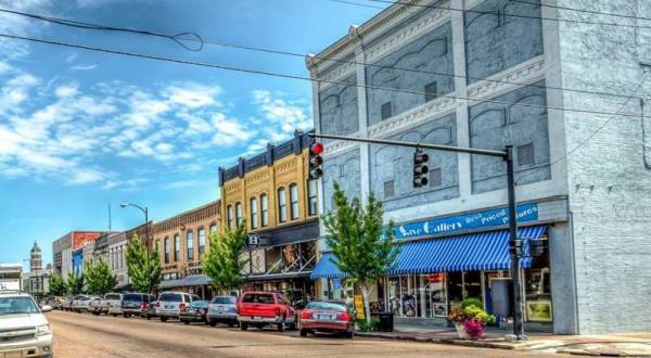 This Mississippi Town Is Home To One Of The Most Charming Main Streets In The Country