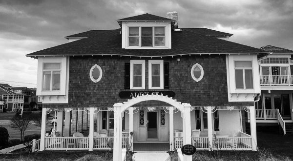 The Story Behind This Haunted Bed & Breakfast In Delaware Is Truly Creepy