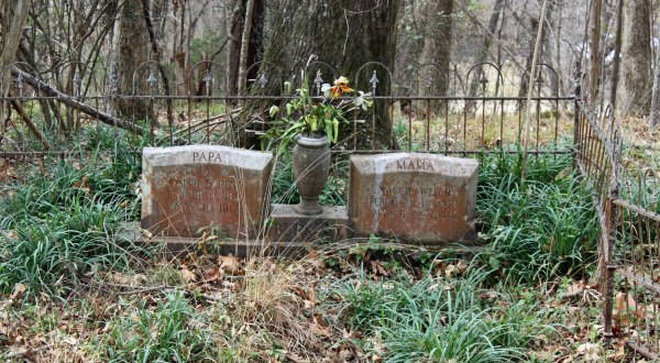 The Story Behind This Ghost Town Cemetery In Mississippi Will Chill You To The Bone
