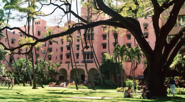 Most People Don’t Know The Fascinating Story Behind Hawaii’s Legendary Pink Hotel