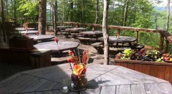 Try These 8 West Virginia Restaurants For A Magical Outdoor Dining Experience