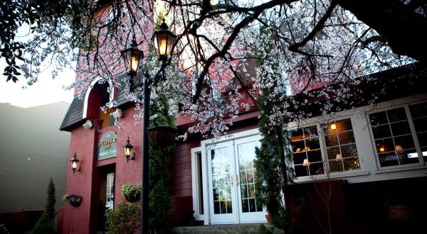 This Little Inn Hiding In Oregon Is Enchanting Through And Through