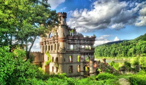 The Scenic Boat Tour That Takes You Straight To An Abandoned Castle In New York