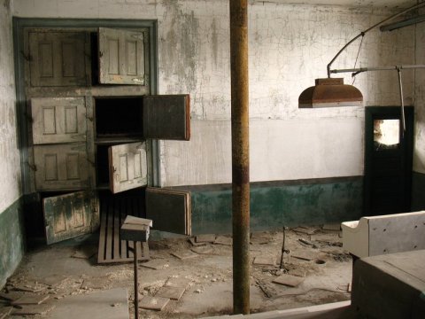 Everyone In New Jersey Should Take This Rare Tour Of An Abandoned Ellis Island Hospital