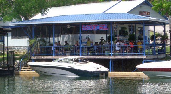 The Lakefront Restaurant In Mississippi That Belongs At The Top Of Your Bucket List
