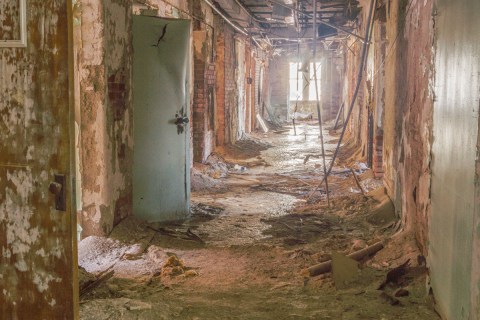 11 Staggering Photos Of An Abandoned Hospital Hiding In Kentucky
