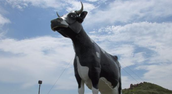 The World’s Largest Holstein Cow Is Right Here In North Dakota And You’ll Want To Visit
