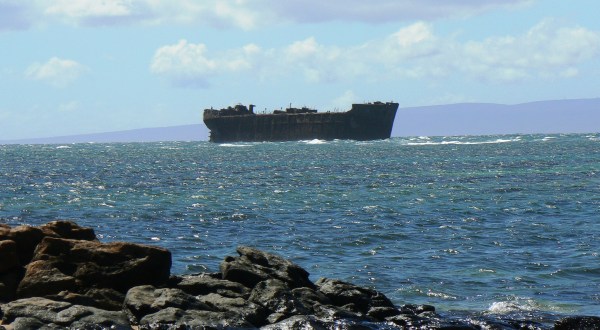 Here’s The Story Of The Fascinating Shipwreck In Hawaii You Can View From Shore