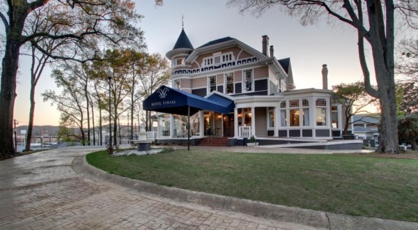 Stay At This Charming Hilltop Hotel In Alabama For An Unforgettable Experience